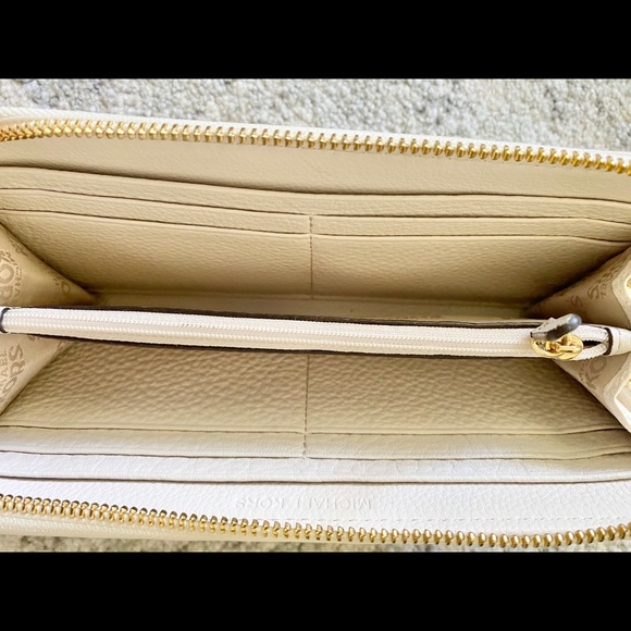 New Michael Kors Wallet - Picture 3 of 4